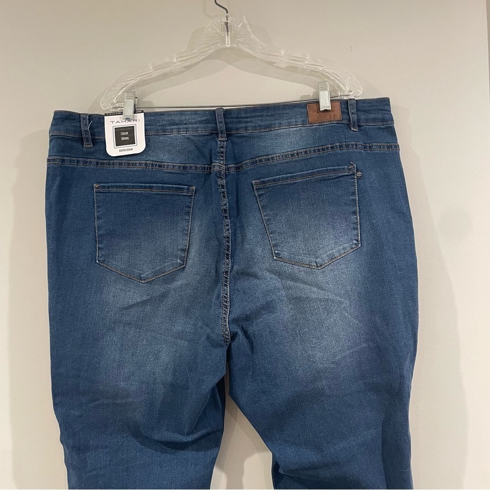 NEW Tahari Women’s Plus Size Mid-Rise Skinny Jeans, Roanne Medium Wash, Size 24W - Picture 7 of 11